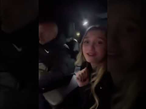 Pucci e la figlia che cantano i ricchi e i poveri
