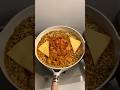 2 loại mì Samyang trộn cùng kim chi 2 types of Samyang noodles mixed together with kimchi cheese