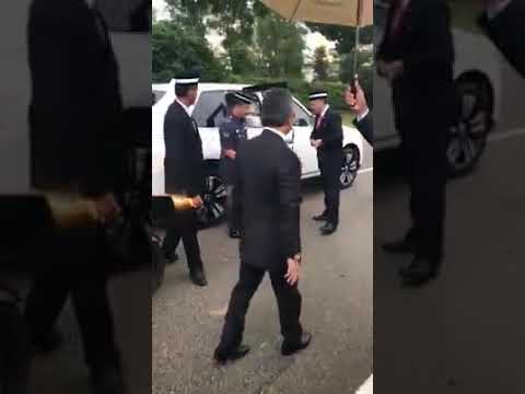 Seri Paduka Baginda Ydp Agong Turun Membantu Mangsa Kemalangan Youtube