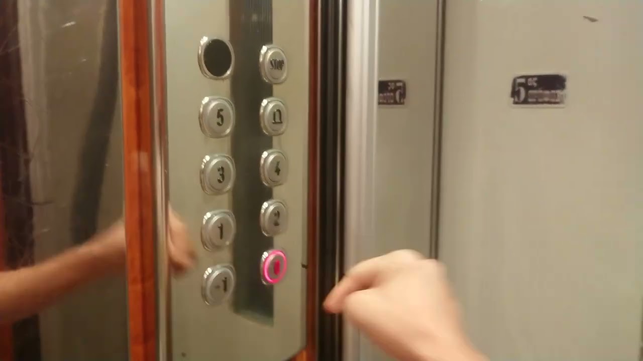 Παλιό ασανσέρ σε πολυκατοικία στην Αθήνα (εκσυχρονισμένο)