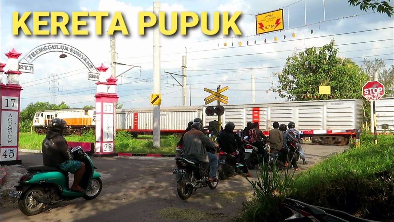 KERETA PUPUK CILACAP-CEPER NGEBUT DI PERLINTASAN 294 SUMYANG SORE HARI