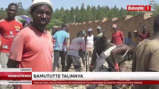 Agabuuti Eyali amyuka ssentebe gwebaamegga mu kalulu aggalidde abatuuze ekkubo.Yeewaanidde ku bantu
