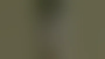 تنزع ملابسها واطلع صدرها 