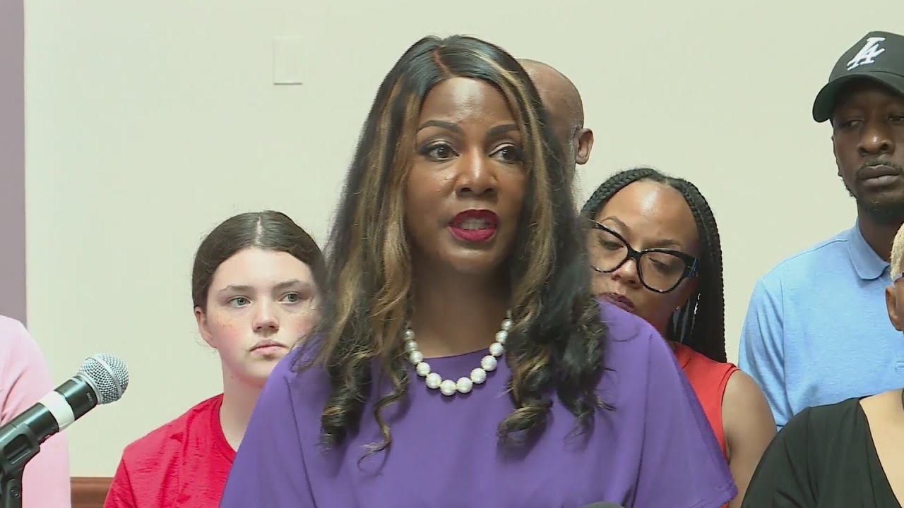 Mayor Tishaura Jones to call for city ban on AR-15s, AK-47s