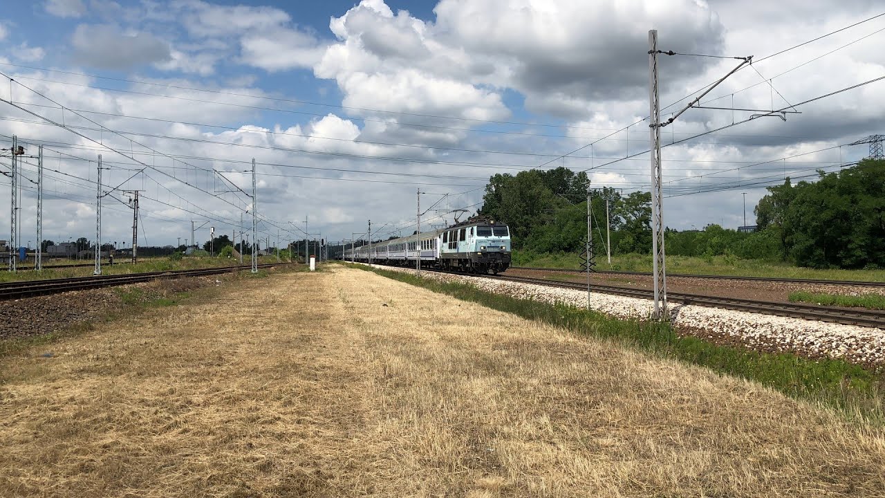 EP09-044 z 15 pudłami na haku w mijance z bykiem ze składem kontenerów