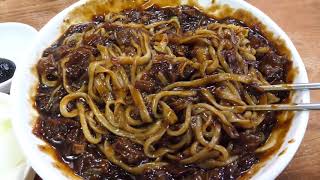 BEST KOREAN STREET FOOD - BLACK BEAN NOODLES (JAJANGMYEON)