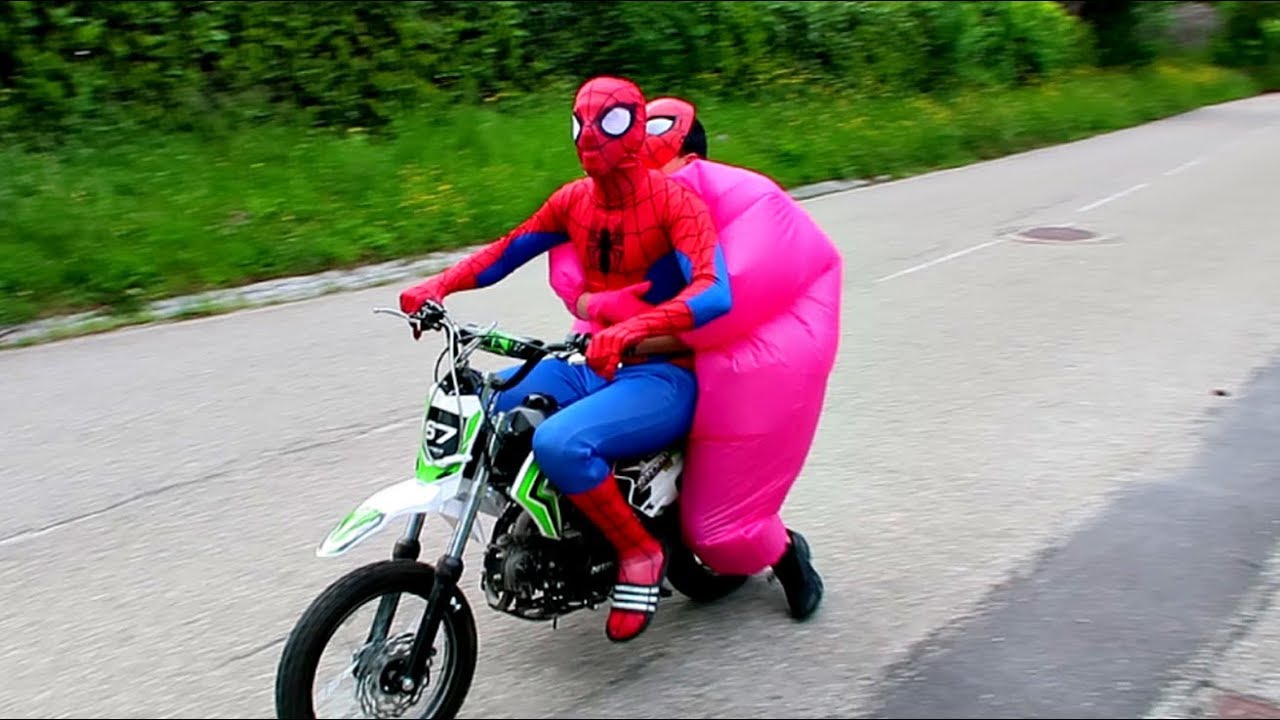 JE FAIS DE LA MOTO CROSS DANS LA RUE DÉGUISÉ EN SPIDER-MAN ! - YouTube