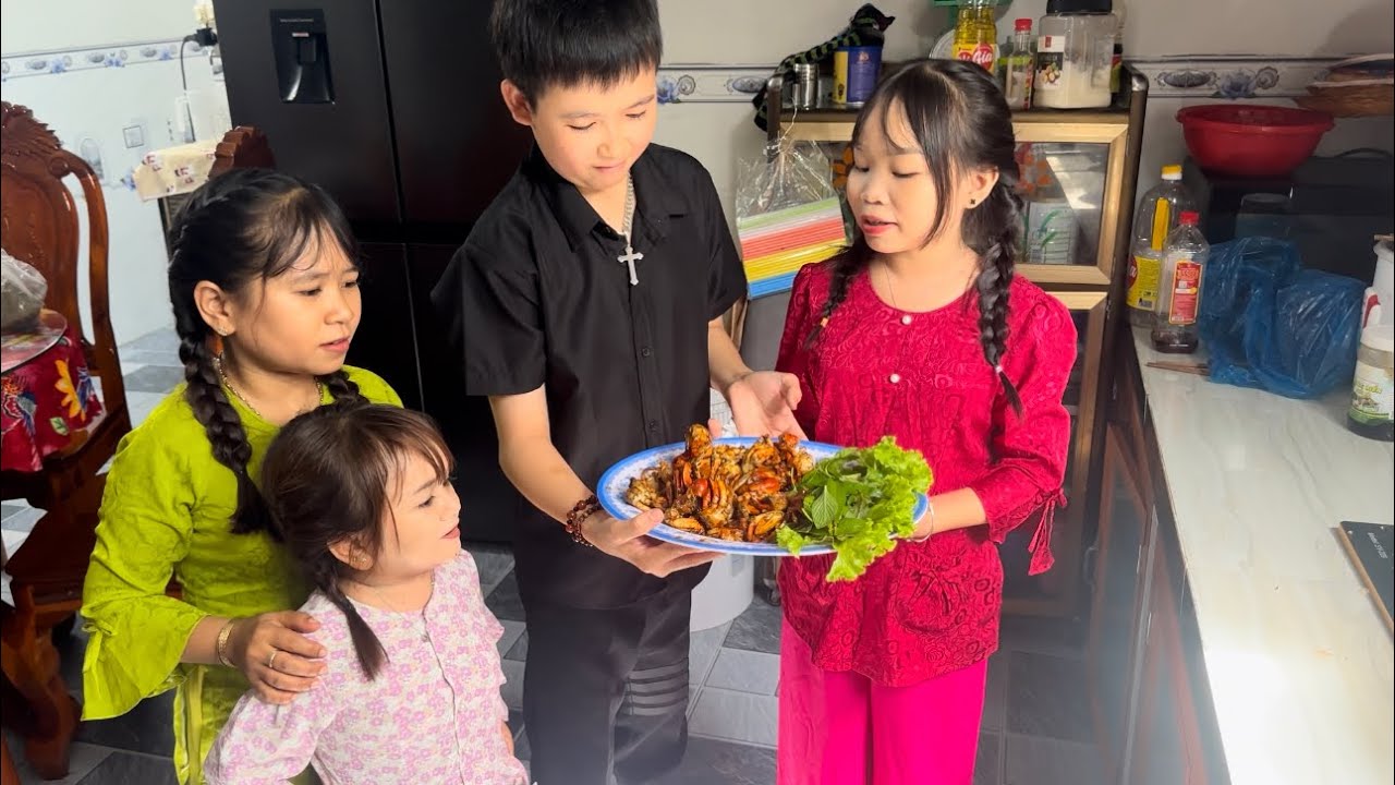 Bé Hạt Tiêu và Đầu Bếp Tí Hon Làm Món Ba Khía Rang Me để tiếp đón nhân ...