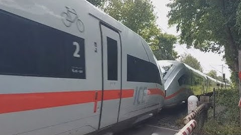 Bahnübergang im Krugfeld Hildesheim Züge am 8.7./9.7.2025 ICE 4 Doppeltraktion, Flixtrain Umleiter 