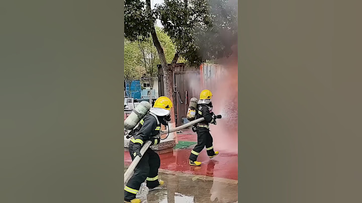 消防避险训练，消防员用“水盾”逼退烈火！这是训练，也是他们可能面对的日常。致敬！#熱門_#中国