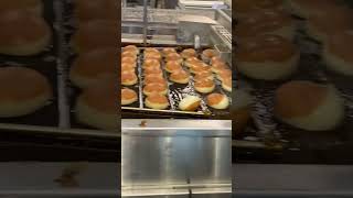 ￼ Krispy Kreme производство пончиков прямо в кафе США ￼