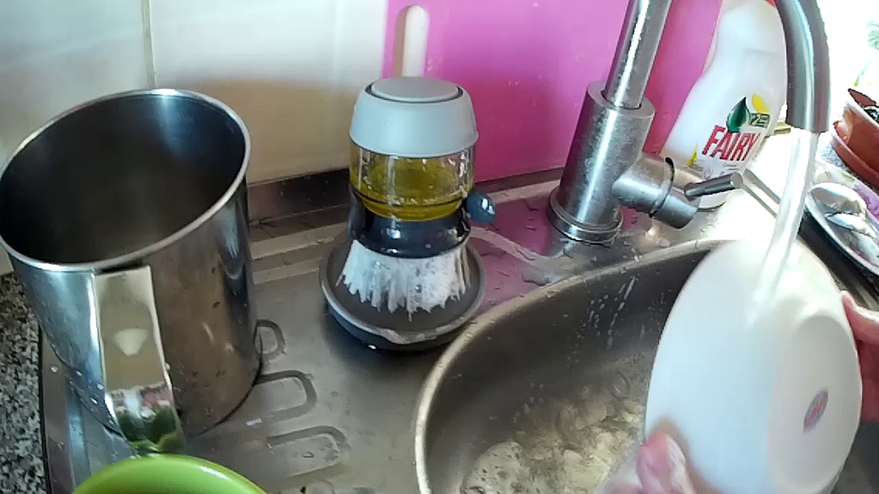 Dishwashing brush with dispenser