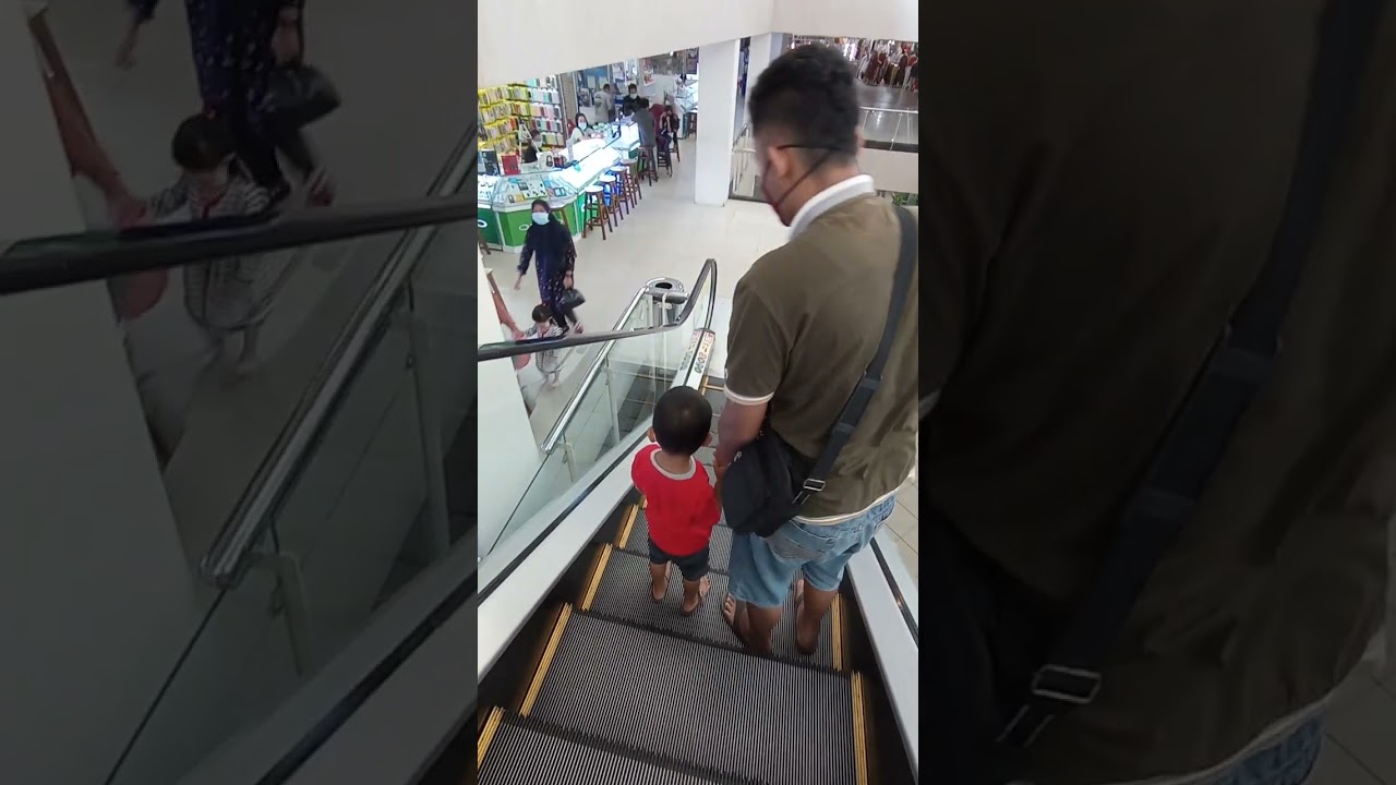 kenju dan papa turun eskalator btc bangka trade center