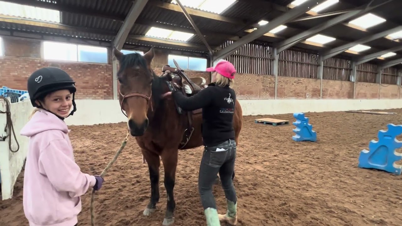 Tacking up with western tack