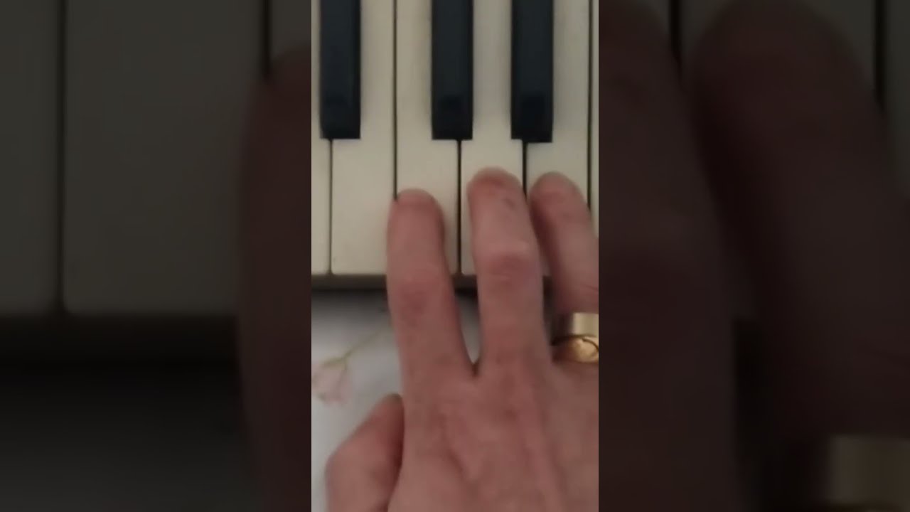 ItsArius,Lynnic & ARI.- Vertigo relaxing on the piano