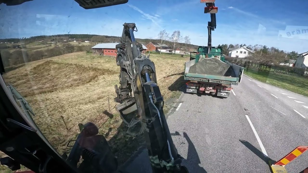 Huddig 1260B creating new crash barrier in sweden