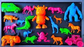 membersihkan mainan berlumpur, mainan traktor, sapi, kingkong, ambulans, panda, singa, gajah, kucing