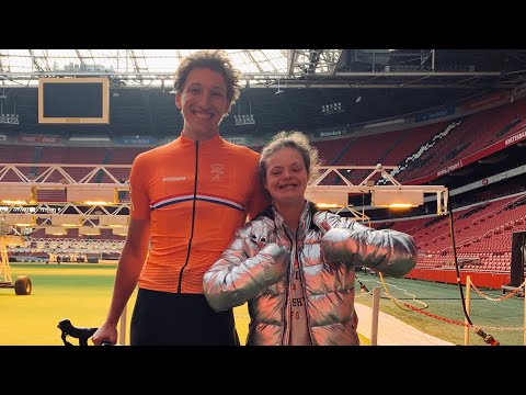 Bas Tietema maakt tussenstop in Swifterbant bij fietsmarathon voor Gehandicaptensport