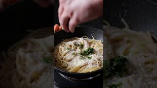 Spaghettoni con zucchine croccanti basilico e Bella Lodi