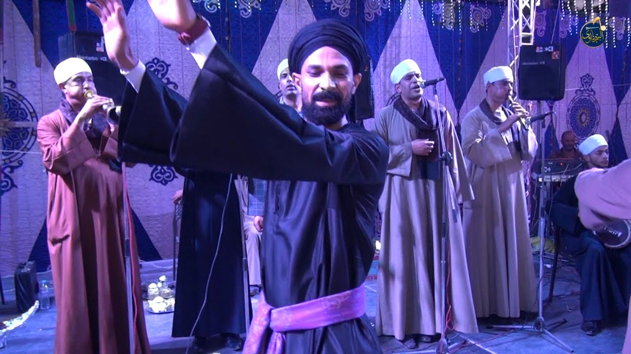 هذا الرجل البدوى يرقص رقص روعه على المسرح مع عمدة الطرب