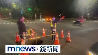 又現天坑！高雄馬路冒一米坑洞　8輛車路過受損｜#鏡新聞