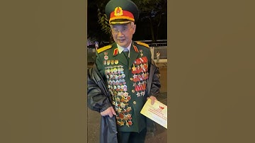 Huân chương trên ngực áo của Thiếu Tướng Lê Mã lương