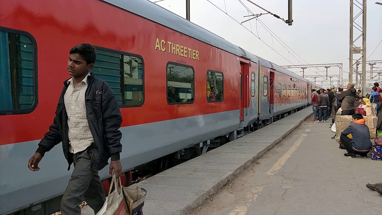 lgd-wap7-shunting-22222-nzm-csmt-rajdhani-express-at-hazrat