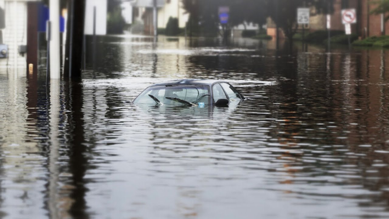 Плывут дома и автомобили, потоки воды сбивают людей с ног. Наводнение обрушилось на Уругвай