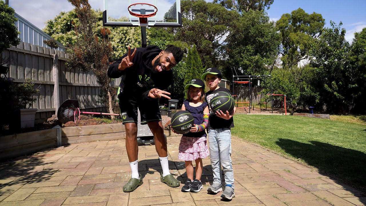 Alan Williams surprises young fan at school pick up (December 9, 2022)