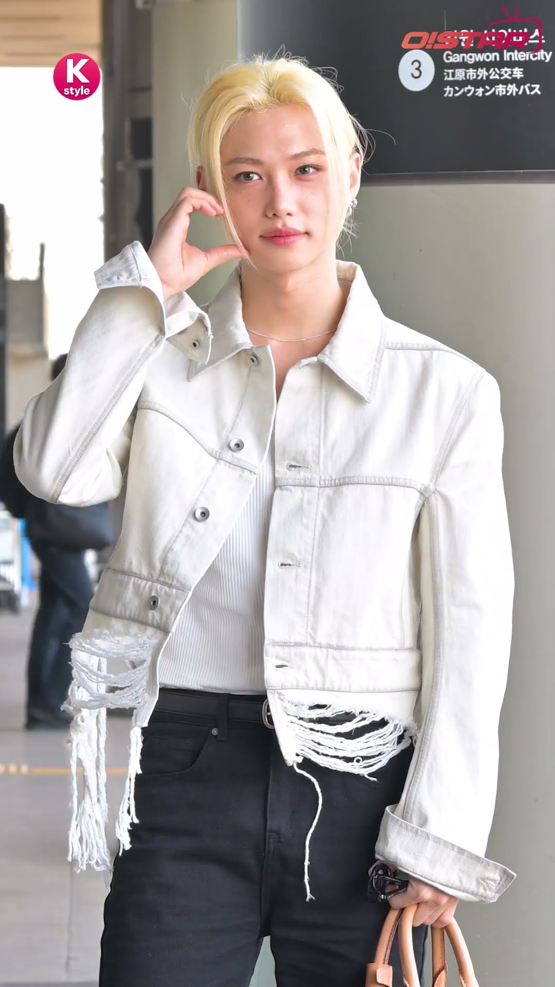 Stray Kids' Felix arrives at the airport in a spring-appropriate