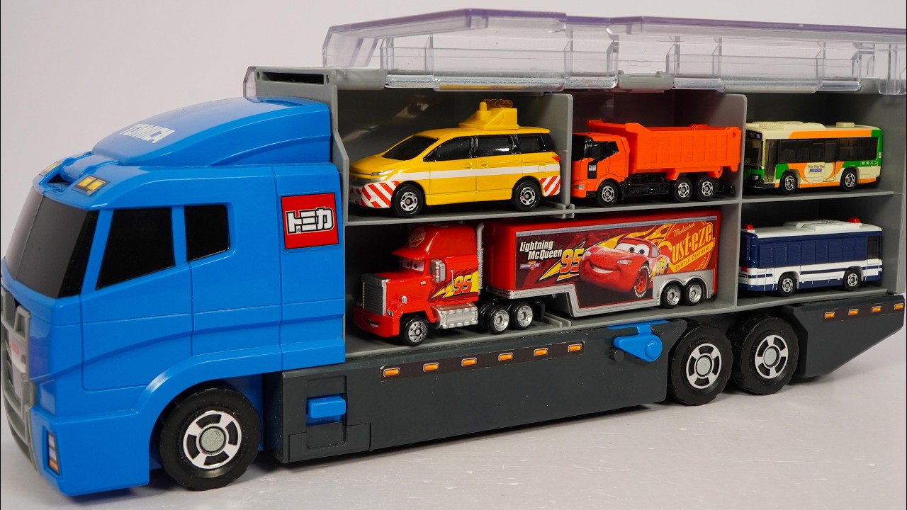 トミカのはたらくくるまのミニカーを開封してコンボイへ収納します。