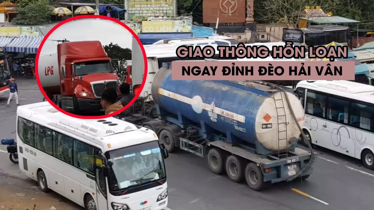 Xe container vất vả cua dốc giữa giao thông hỗn loạn trên đỉnh đèo Hải Vân