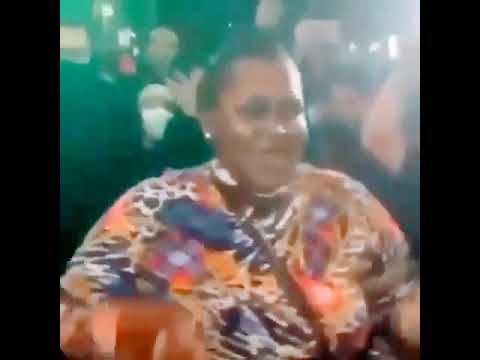 اغباء تحدي بين امراه سمينه وسايق سياره متهوار