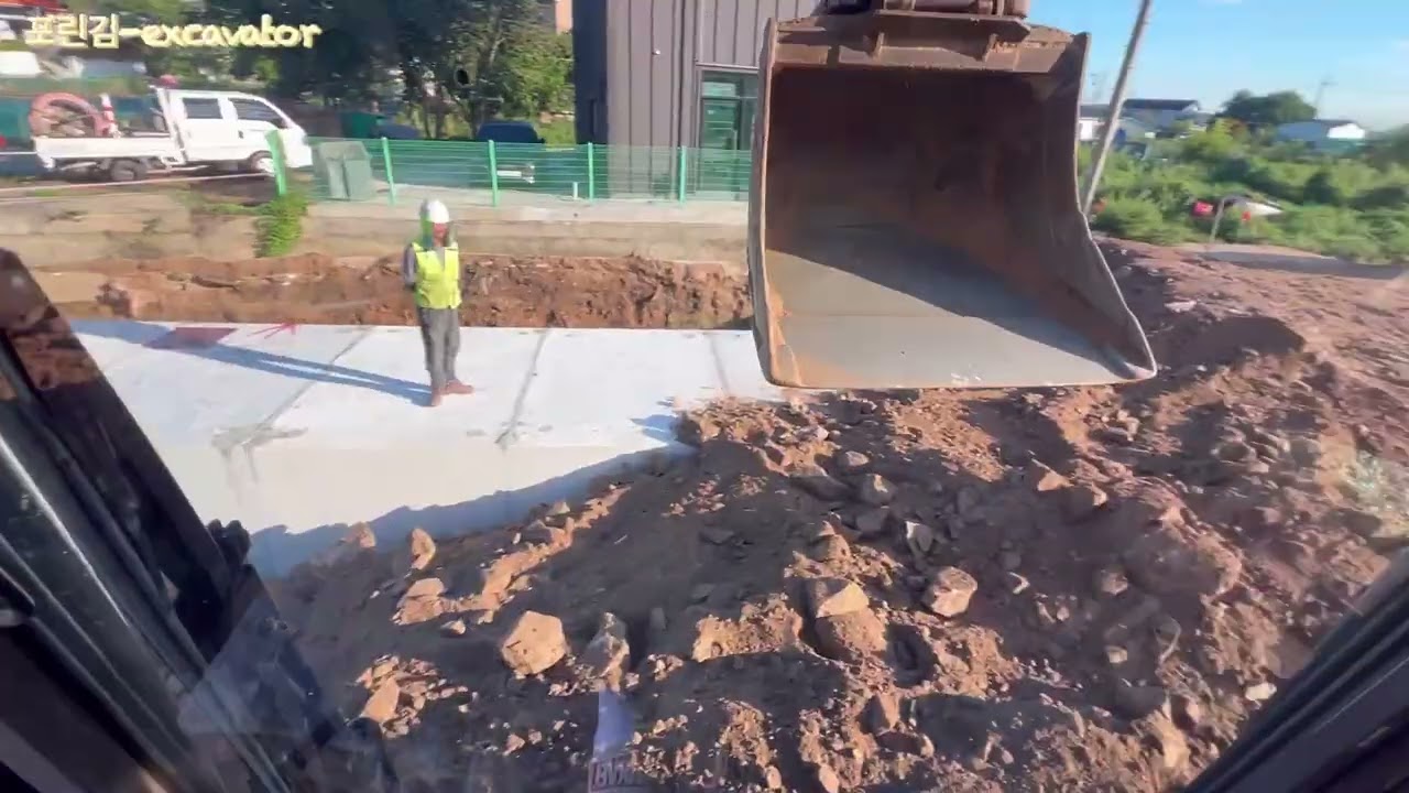 도로공사 현장 도착후 비 와서 도로 정리후 민원때문에 토사 채 쳐서 밭 만들어 주기