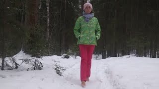 Прогулка босиком по снегу в лесу