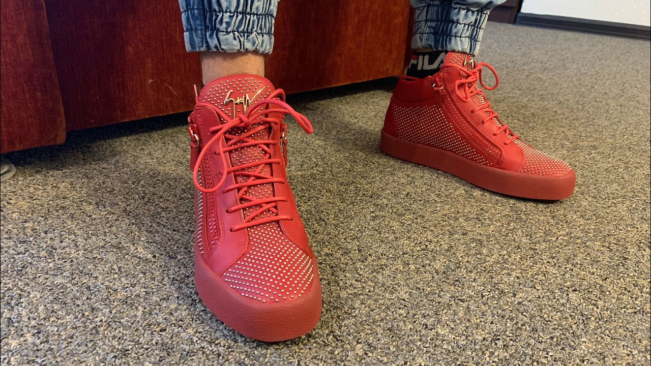 Хайтопы Джузеппе Занотти за 66 тыс., пуховик Конверс, апартаменты «Высоцкий»