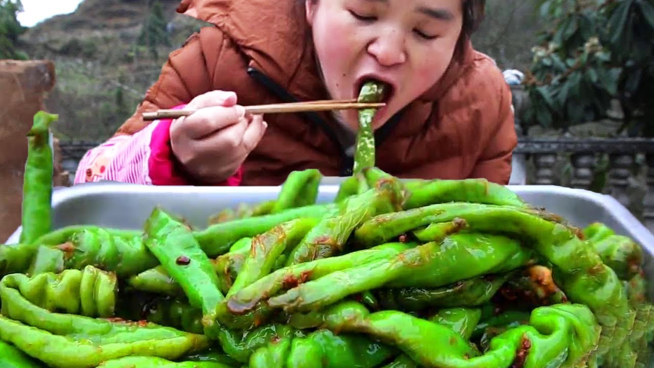 5 фунтов перца чили обжариваются на железной сковороде, и вы прямо потеете