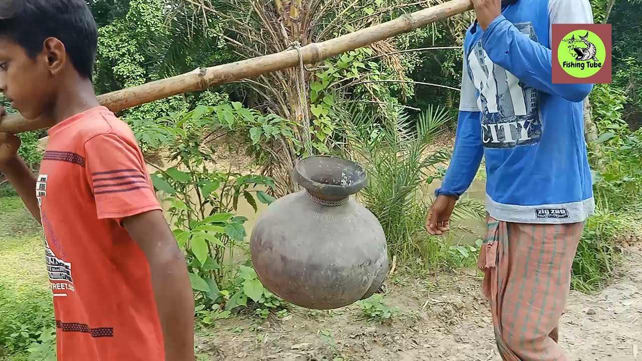 Trapping Huge Eel Catfish Using Pottery Pot | Primitive Fishing Technique | Fishing Tube