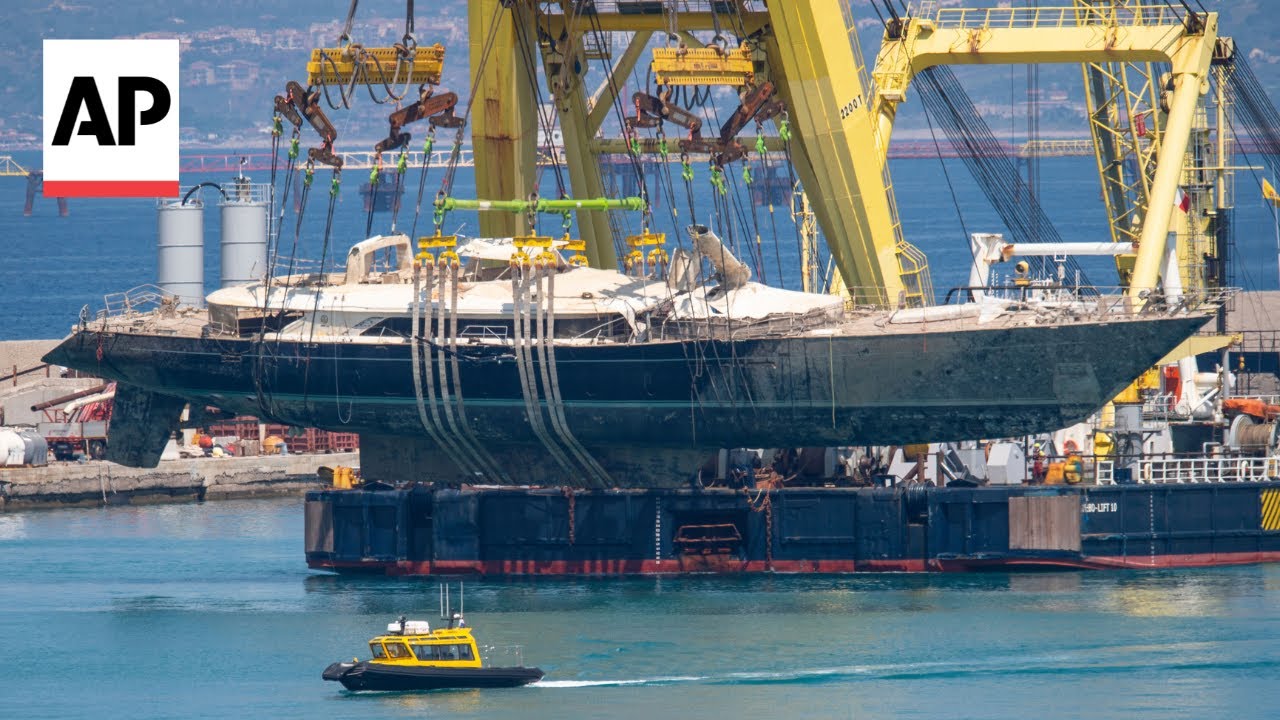 シャビーシック　馬車　収納あり　イタリアから船便で運ばれてきました Recovered superyacht takes its final journey to a Sicilian port