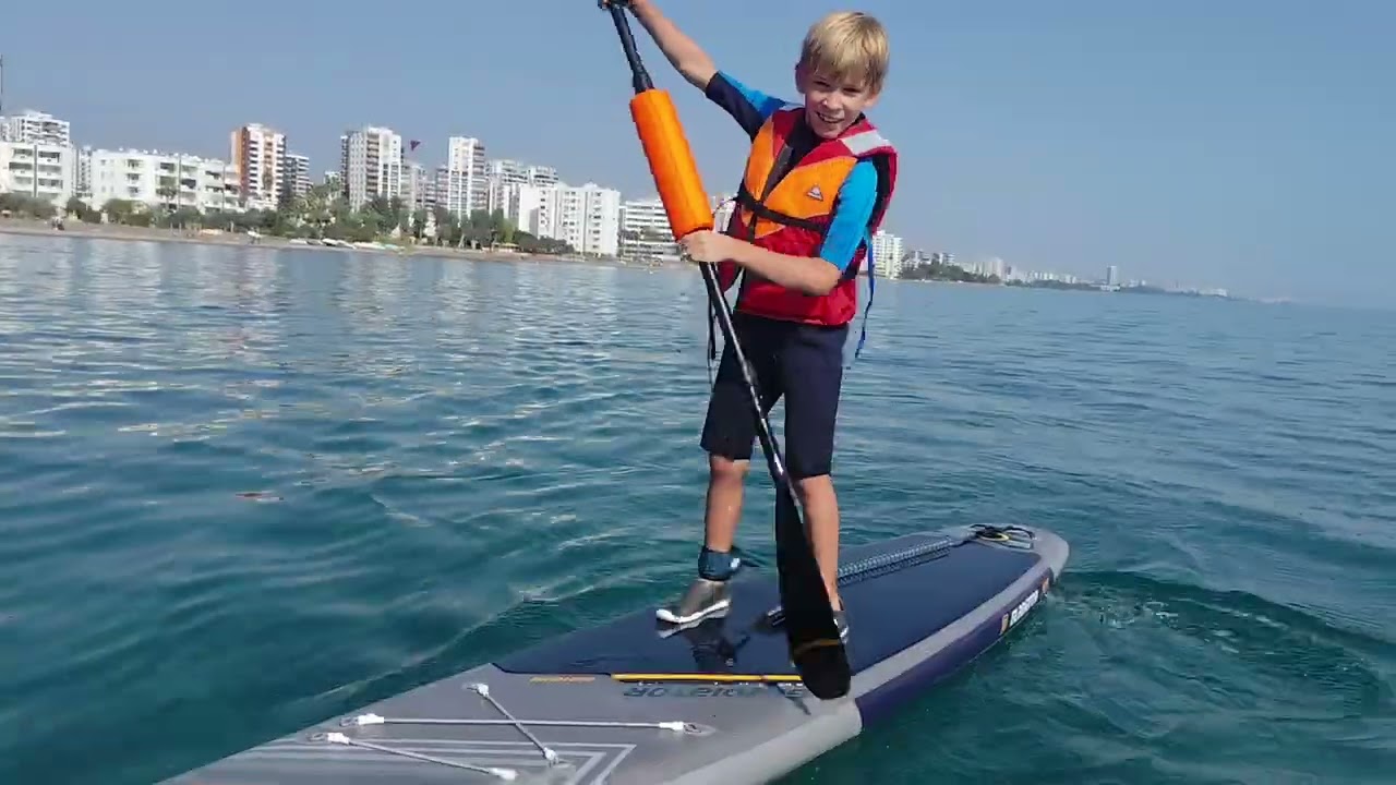 🌊 Family Fun Learning SUP – Kids Riding Waves! 🏄‍♂️🏄‍♀️