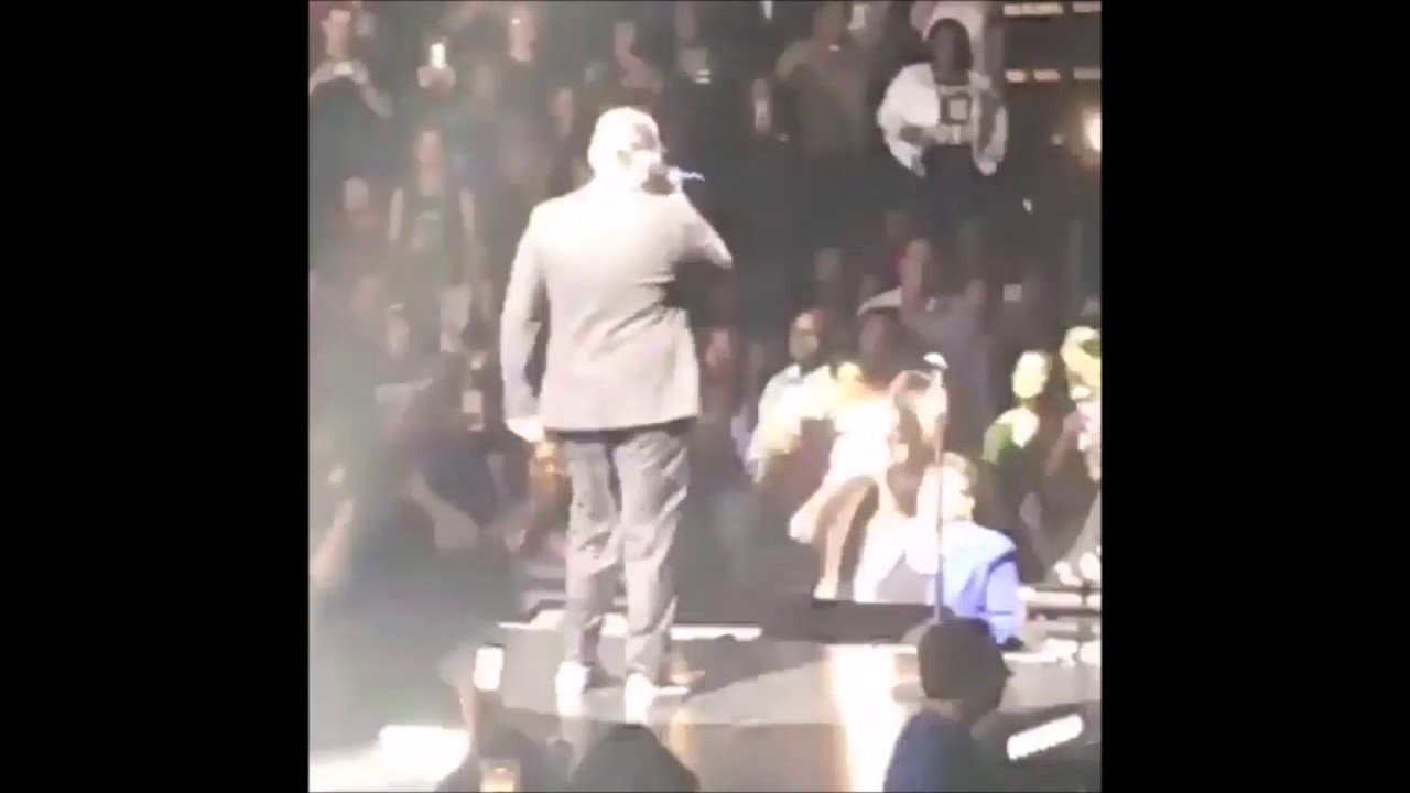 MAXWELL Brings Soulful Dollar General Singing Cashier On Stage (VIDEOS