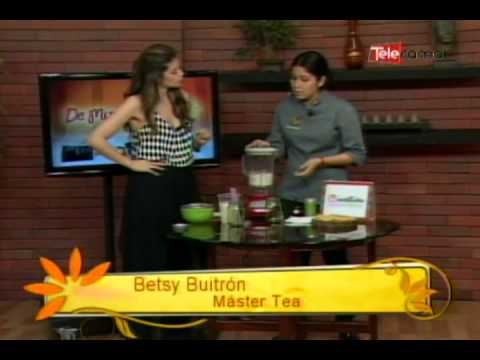 Realizando un frapuchino de té verde