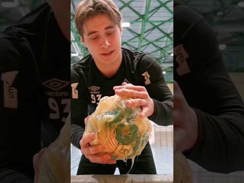 هكذا ينظفون لاعبو كرة اليد الكرات