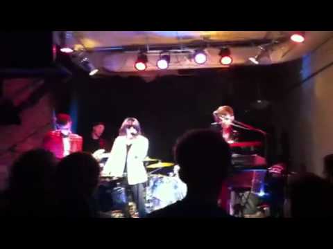 Ella Riot 