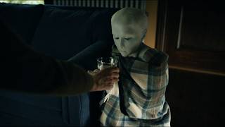 身長150センチの宇宙人を自宅へ招き入れる　映画『カミング・ホーム』本編映像