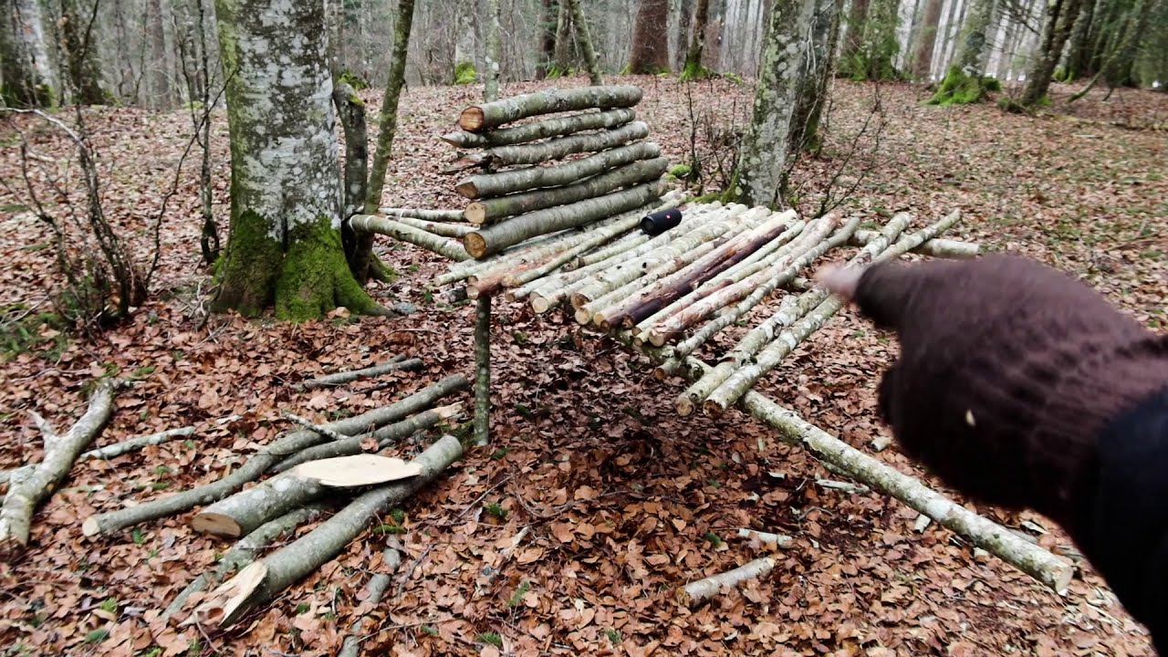 FABRIQUER UN CANAPE EN FORET🌲 BOIS ET DES PEAUX DE BETES 🌲 Bivouac
