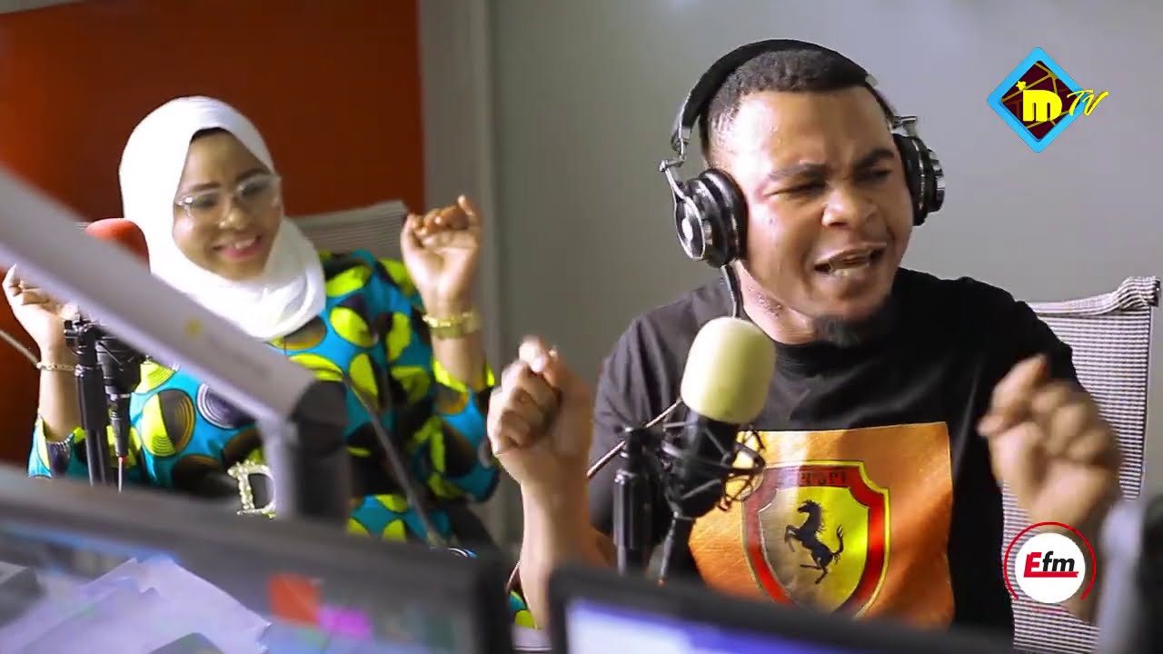 DR KUMBUKA AWIKA NA WATU MAOFISINI