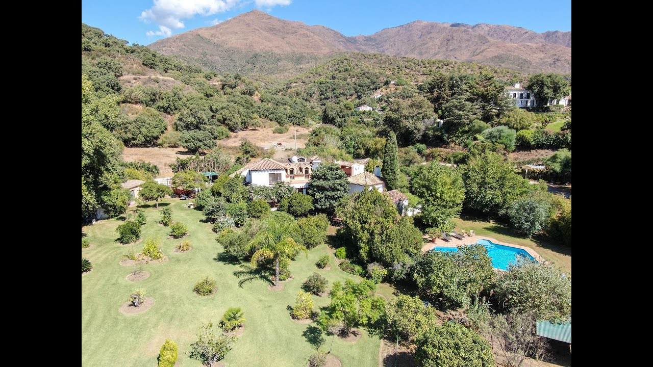 Luxury finca for sale in Casares, in a Acedia Valley,
