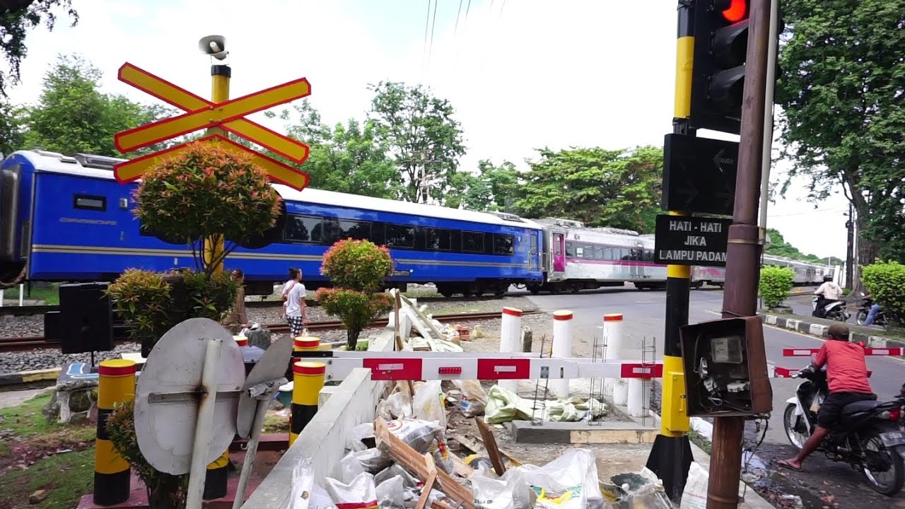 Kereta Api Indonesia Warna Biru ||  Railroad Crossing Indonesia