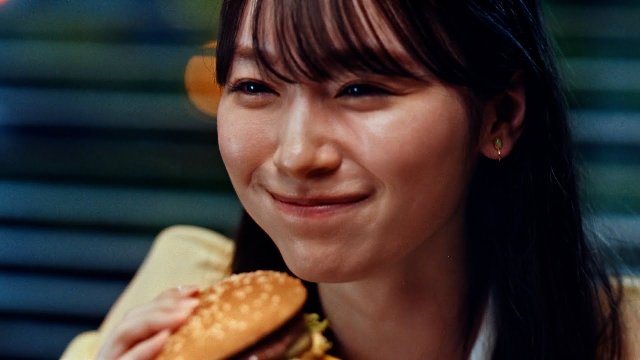 櫻坂46・守屋麗奈がビッグマックを頬張り笑顔！ ビッグマック新TVCM